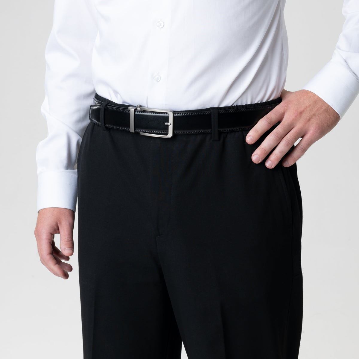 Ceinture ZAFA noire portée avec un pantalon de costume