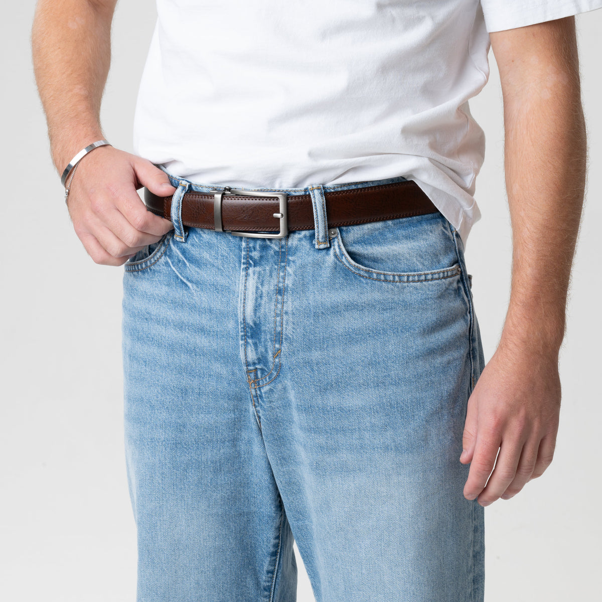 Ceinture ZAFA marron foncé portée avec un jean